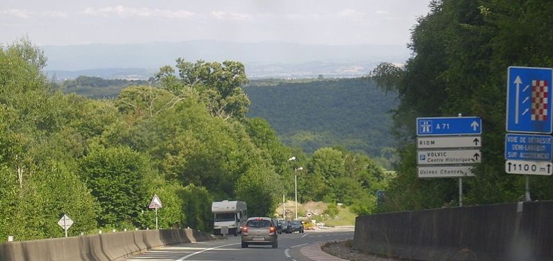 Voiture Renault cliot sur la route